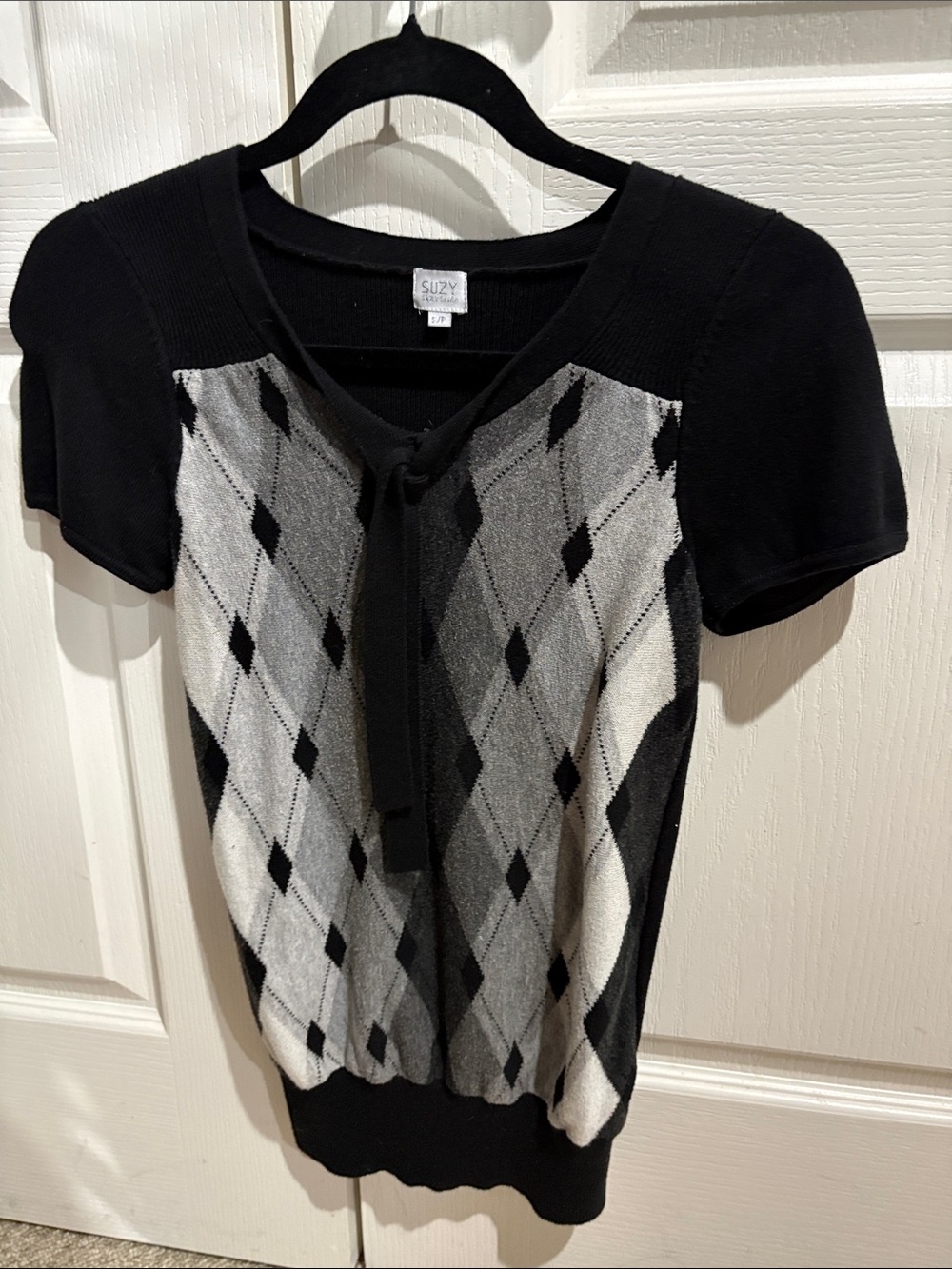 Suzy Shier Black and Gray Argyle Short-Sleeve Knit Top